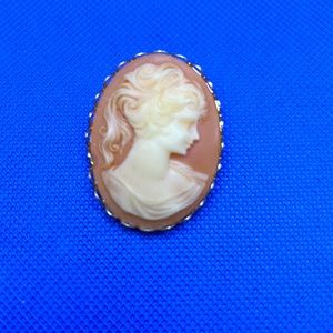 Cameo brooch, beautiful cream and peach oval on gold tone base.